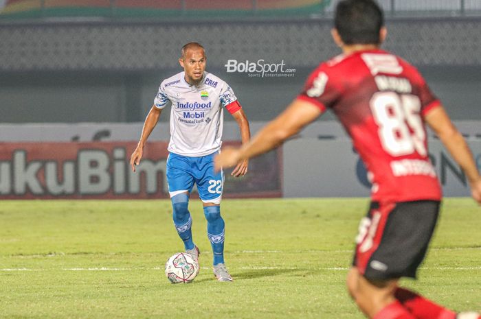 Bek sayap kanan Persib Bandung, Supardi Nasir, sedang menguasai bola dalam laga pekan ketiga Liga 1 2021 di Stadion Indomilk Arena, Tangerang, Banten, 18 September 2021.