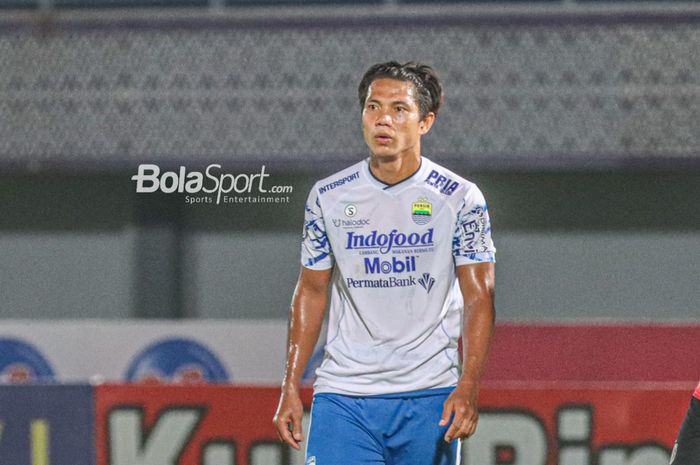 Bek Persib Bandung, Achmad Jufriyanto, sedang bertanding dalam laga pekan ketiga Liga 1 2021 di Stadion Indomilk Arena, Tangerang, Banten, 18 September 2021.