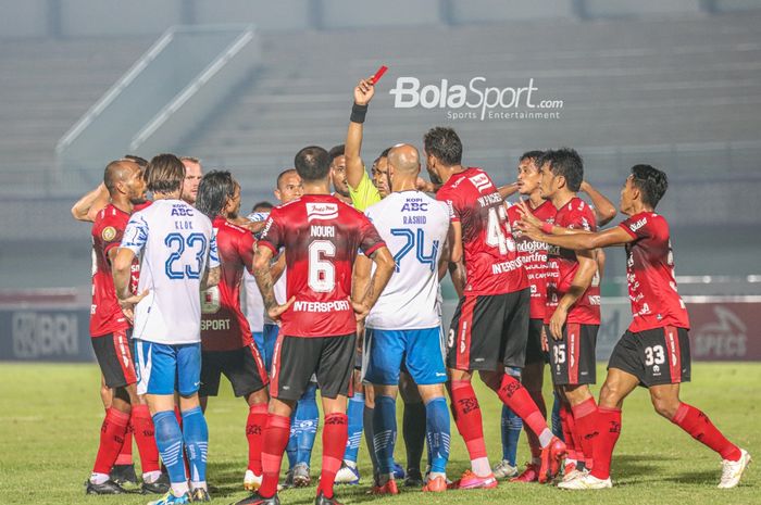 Wasit bernama Sance Lawita memberikan kartu merah kepada bek Bali United, Leonard Tupamahu, dalam laga pekan ketiga Liga 1 2021 di Stadion Indomilk Arena, Tangerang, Banten, 18 September 2021.