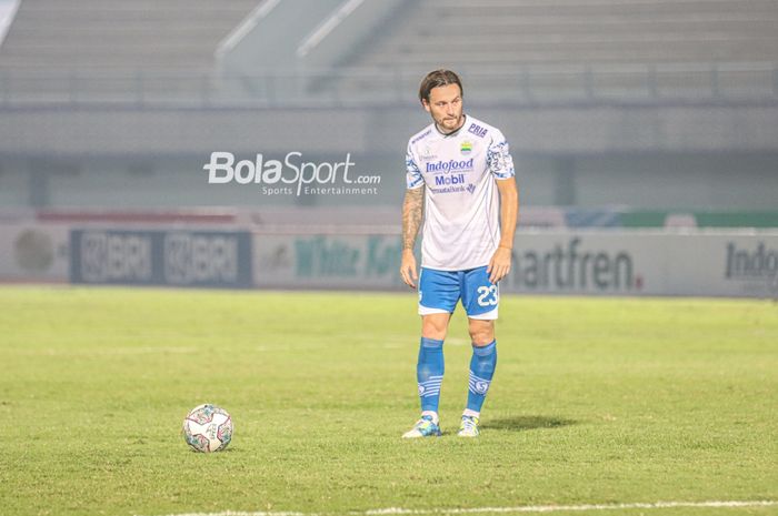 Gelandang Persib Bandung, Marc Klok, nampak akan melakukan tendangan bebas dalam laga pekan ketiga Liga 1 2021 di Stadion Indomilk Arena, Tangerang, Banten, 18 September 2021.
