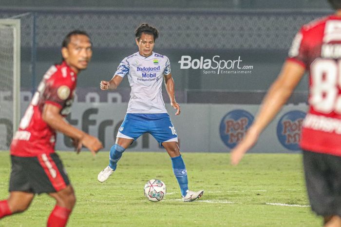 Bek Persib Bandung, Achmad Jufriyanto (tengah), sedang menguasai bola dalam laga pekan ketiga Liga 1 2021 di Stadion Indomilk Arena, Tangerang, Banten, 18 September 2021.