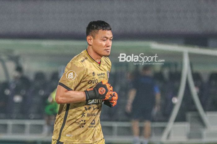 Penjaga gawang Bali United, Wawan Hendrawan, sedang bertanding dalam laga pekan ketiga Liga 1 2021 di Stadion Indomilk Arena, Tangerang, Banten, 18 September 2021.