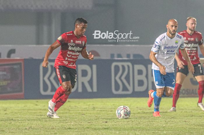 Gelandang serang Bali United, Eber Bessa (kiri), sedang menguasai bola dalam laga pekan ketiga Liga 1 2021 di Stadion Indomilk Arena, Tangerang, Banten, 18 September 2021.