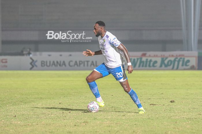 Penyerang asing Persib Bandung, Geoffrey Castillion, sedang menguasai bola dalam laga pekan ketiga Liga 1 2021 di Stadion Indomilk Arena, Tangerang, Banten, 18 September 2021.