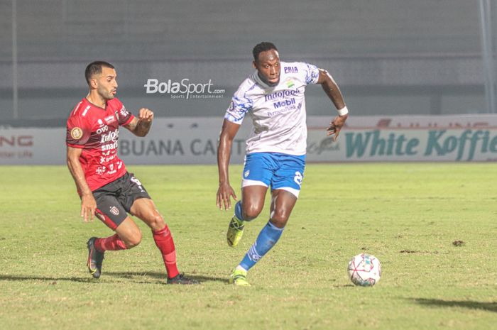 Penyerang Persib Bandung, Geoffrey Castillion (kanan), sedang menguasai bola dan dijaga ketat oleh gelandang Bali United, Brwa Nouri (kiri), dalam laga pekan ketiga Liga 1 2021 di Stadion Indomilk Arena, Tangerang, Banten, 18 September 2021.