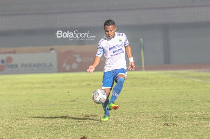 Bek sayap kiri Persib Bandung, Ardi Idrus, sedang mengoper bola dalam laga pekan ketiga Liga 1 2021 di Stadion Indomilk Arena, Tangerang, Banten, 18 September 2021.