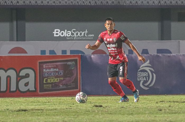 Bek Bali United, Haudi Abdillah, sedang menguasai bola dalam laga pekan ketiga Liga 1 2021 di Stadion Indomilk Arena, Tangerang, Banten, 18 September 2021.