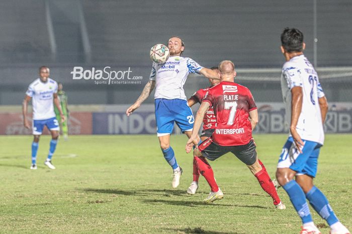 Gelandang Persib Bandung, Marc Klok (tengah), sedang mengontrol bola dengan dadanya dalam laga pekan ketiga Liga 1 2021 di Stadion Indomilk Arena, Tangerang, Banten, 18 September 2021.