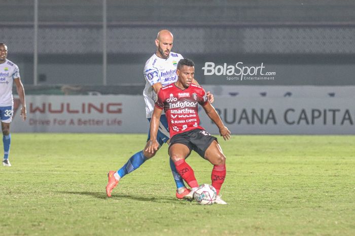 Gelandang Persib Bandung, Mohammed Rashid (kiri), sedang menjaga ketat pergerakan pemain Bali United, Eber Bessa (kanan), dalam laga pekan ketiga Liga 1 2021 di Stadion Indomilk Arena, Tangerang, Banten, 18 September 2021.