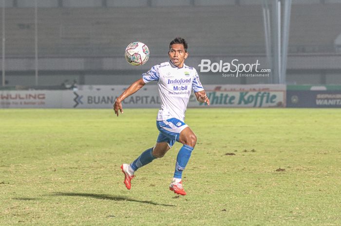 Pemain sayap kiri Persib Bandung, Frets Butuan, sedang mengejar bola dalam laga pekan ketiga Liga 1 2021 di Stadion Indomilk Arena, Tangerang, Banten, 18 September 2021.