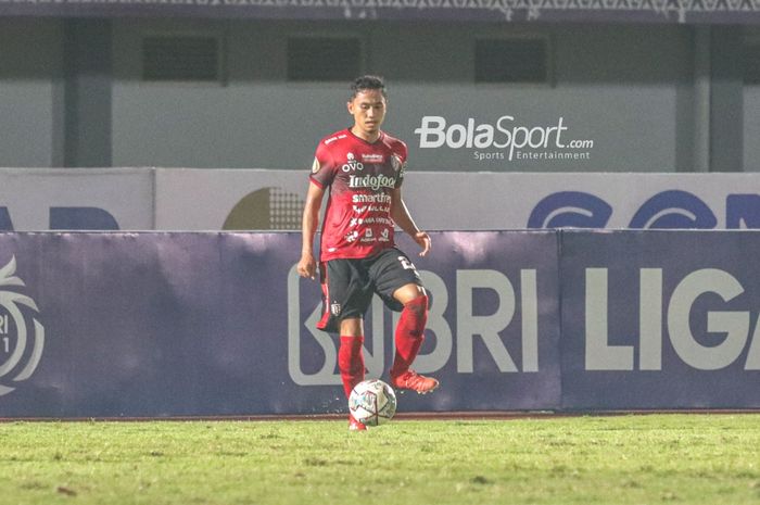 Bek sayap kiri Bali United, Ricky Fajrin, nampak akan melakukan operan dalam laga pekan ketiga Liga 1 2021 di Stadion Indomilk Arena, Tangerang, Banten, 18 September 2021.