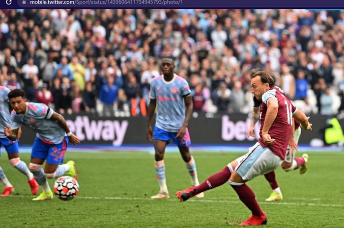 Pemain West Ham United, Mark Noble, mengeksekusi penalti dalam laga  pekan kelima Liga Inggris 2021-2022 kontra Manchester United, Minggu (19/9/2021). 
