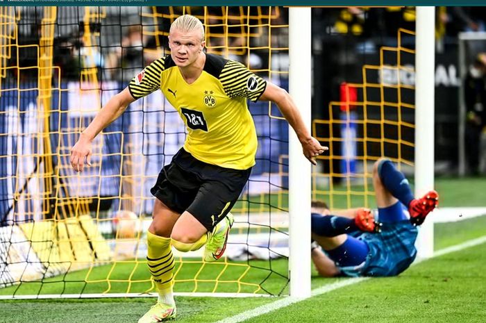  Striker Borussia Dortmund, Erling Haaland, memberi bocoran kepada penggemar ketika ditanya tahun depan akan bermain di mana. 
