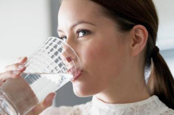 Minum air putih sebelum mandi dan makan punya khasiat luar biasa