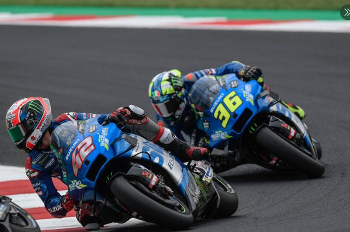 Dua pembalap Suzuki Ecstar, Alex Rins (depan) dan Joan Mir (belakang), saat tampil pada balapan MotoGP San Marino 2021, Minggu (19/9/2021).