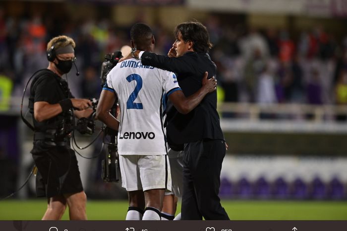 Simone Inzaghi merayakan kemenangan atas Fiorentina di Liga Italia pada Selasa (21/9/2021) bersama bek Denzel Dumfries.