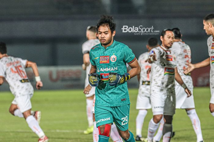 Kiper Persija, Adixi Lenzivio, sedang bertanding dalam laga pekan ketiga Liga 1 2021 di Stadion Indomilk Arena, Tangerang, Banten, 19 September 2021.