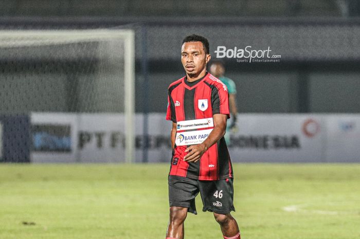 Gelandang Persipura Jayapura, Todd Rivaldo Ferre, sedang bertanding dalam laga pekan ketiga Liga 1 2021 di Stadion Indomilk Arena, Tangerang, Banten, 19 September 2021.