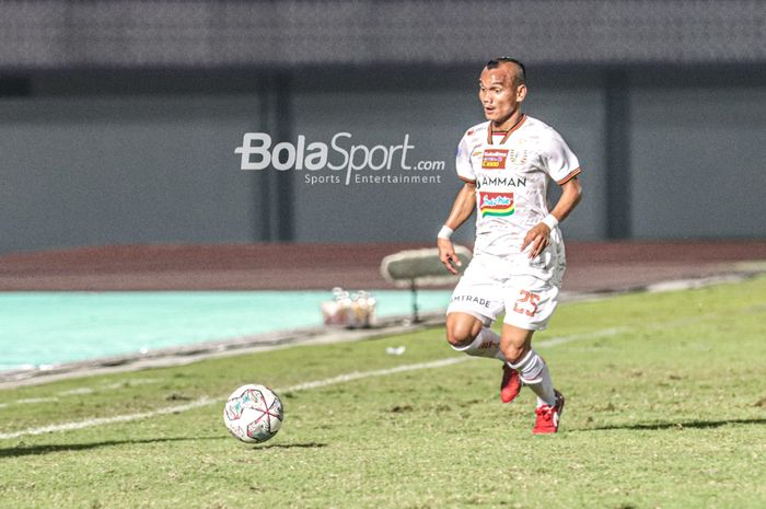 Pemain sayap kanan Persija Jakarta, Riko Simanjuntak, sedang menguasai bola dalam laga pekan ketiga Liga 1 2021 di Stadion Indomilk Arena, Tangerang, Banten, 19 September 2021.