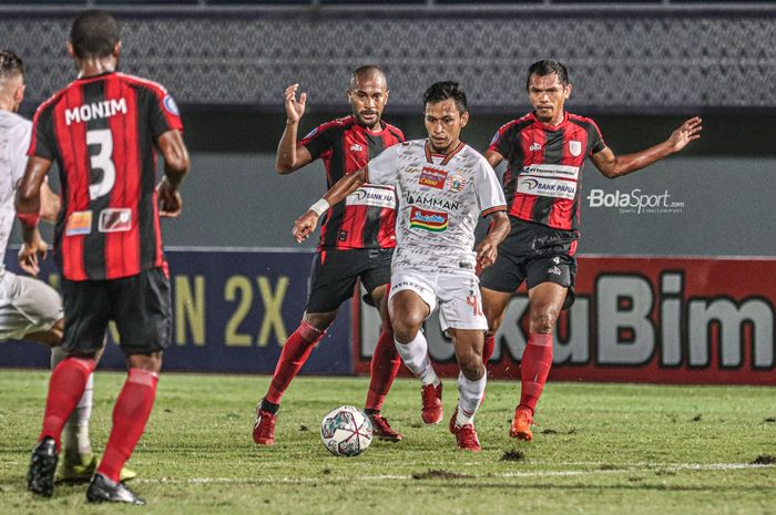Pemain Persija Jakarta, Osvaldo Haay (tengah), sedang menggiring bola dan dikawal dua pilar Persipura Jayapura, Ian Louis Kabes (kiri) dan Ricardo Salampessy (kanan), dalam laga pekan ketiga BRI Liga 1 2021/2022 di Stadion Indomilk Arena, Tangerang, Banten, 19 September 2021.
