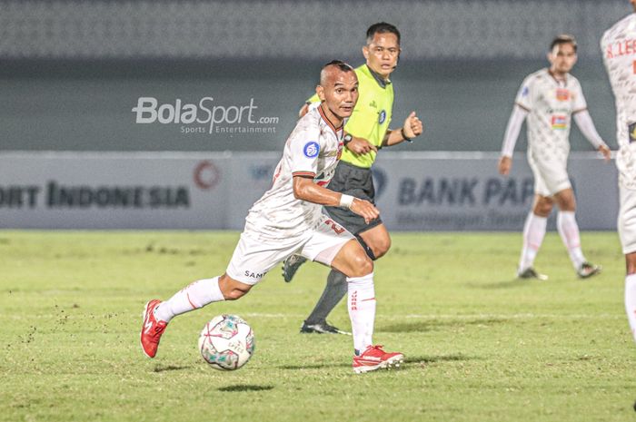 Pemain Persija Jakarta, Riko Simanjuntak, sedang menguasai bola dalam laga pekan ketiga Liga 1 2021 di Stadion Indomilk Arena, Tangerang, Banten, 19 September 2021.