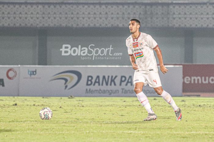 Bek Persija Jakarta, Yann Motta, sedang menguasai bola dalam laga pekan ketiga Liga 1 2021 di Stadion Indomilk Arena, Tangerang, Banten, 19 September 2021.
