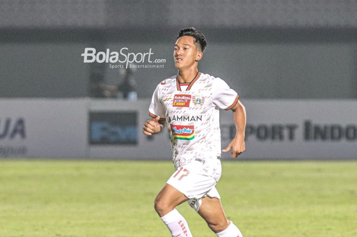 Gelandang Persija Jakarta, Raka Cahyana Rizky, sedang bertanding dalam laga pekan ketiga Liga 1 2021 di Stadion Indomilk Arena, Tangerang, Banten, 19 September 2021.