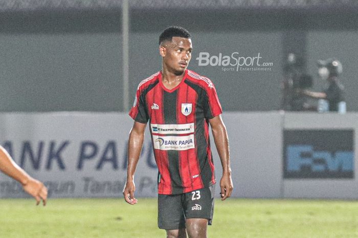 Pemain sayap kanan Persipura Jayapura, Ramai Rumakiek, sedang bertanding dalam laga pekan ketiga Liga 1 2021 di Stadion Indomilk Arena, Tangerang, Banten, 19 September 2021.