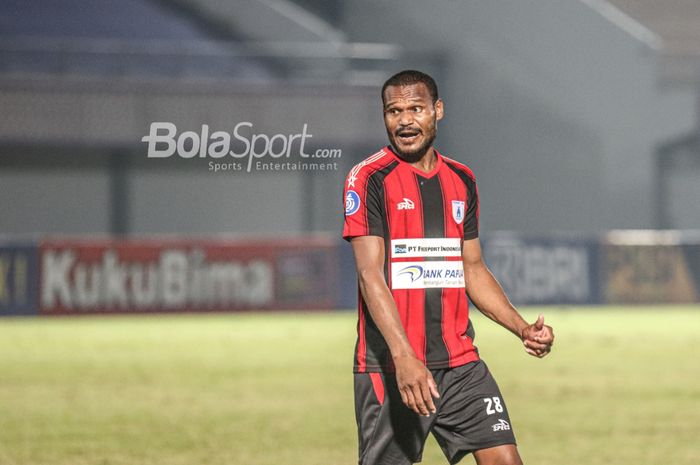 Bek Persipura Jayapura, Israel Wamiau, sedang bertanding dalam laga pekan ketiga Liga 1 2021 di Stadion Indomilk Arena, Tangerang, Banten, 19 September 2021.