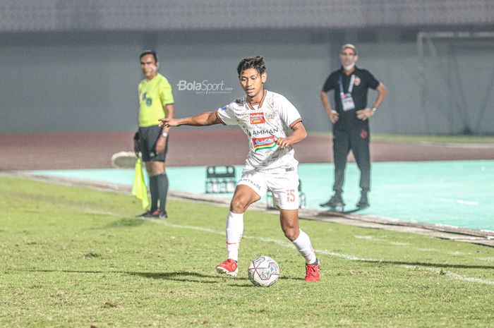 Bek sayap kiri Persija Jakarta, Salman Alfarid, sedang menguasai bola dalam laga pekan ketiga Liga 1 2021 di Stadion Indomilk Arena, Tangerang, Banten, 19 September 2021.