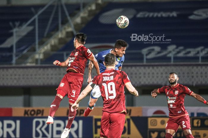 Striker Persib Bandung, Wander Luiz, sedang berduel udara dengan barisan pertahanan Borneo FC dalam laga pekan keempat Liga 1 2021 di Stadion Indomilk Arena, Tangerang, Banten, 23 September 2021.