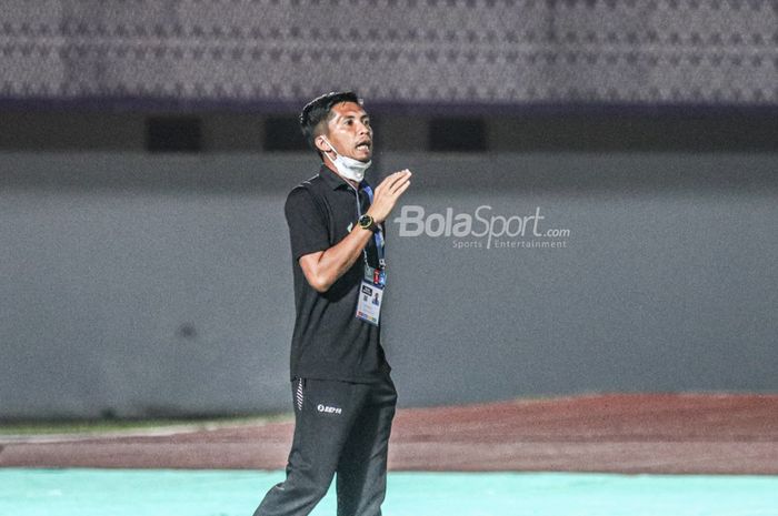 Pelatih Borneo FC, Ahmad Amiruddin, sedang memberikan intruksi kepada para pemainnya dalam laga pekan keempat Liga 1 2021 di Stadion Indomilk Arena, Tangerang, Banten, 23 September 2021.