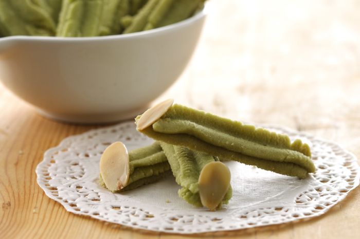 Hidangan kue semprit green tea untuk Lebaran.