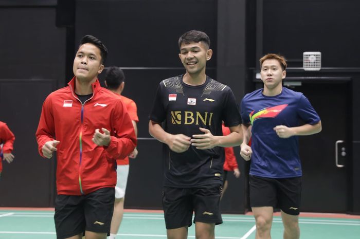 Dari kiri: Anthony Sinisuka Ginting, Fajar Alfian, Marcus Fernaldi Gideon menjalani latihan jelang Sudirman Cup 2021. Fajar dan Marcus menjadi  bagian dari pemain Indonesia yang belum diistirahatkan dan masih akan bertanding pada pekan ini.