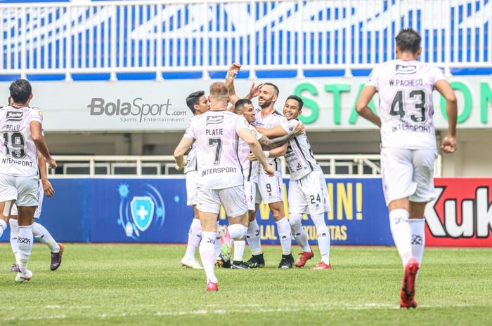 Para pemain Bali United nampak menyambut Ilija Spasojevic seusai mampu mencetak gol dalam laga pekan keempat Liga 1 2021 di Stadion Pakansari, Bogor, Jawa Barat, 24 September 2021.