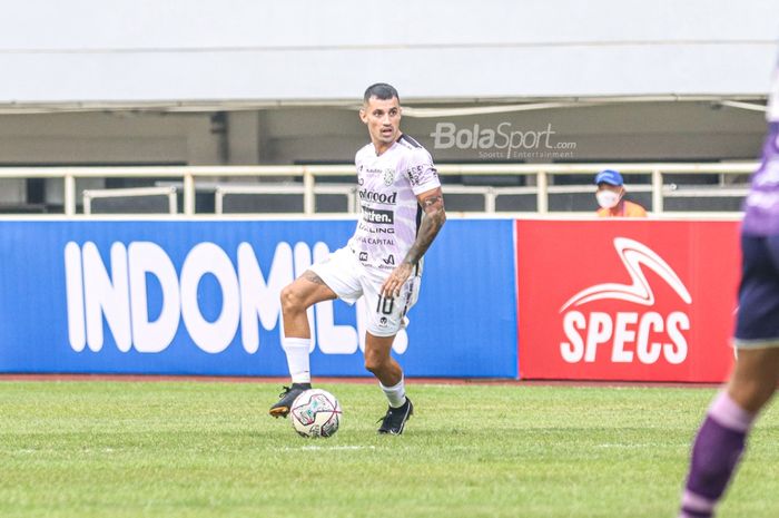 Pemain sayap kanan Bali United, Stefano Lilipaly, sedang menguasai bola Para pemain Bali United nampak menyambut Ilija Spasojevic seusai mampu mencetak gol dalam laga pekan keempat Liga 1 2021 di Stadion Pakansari, Bogor, Jawa Barat, 24 September 2021.