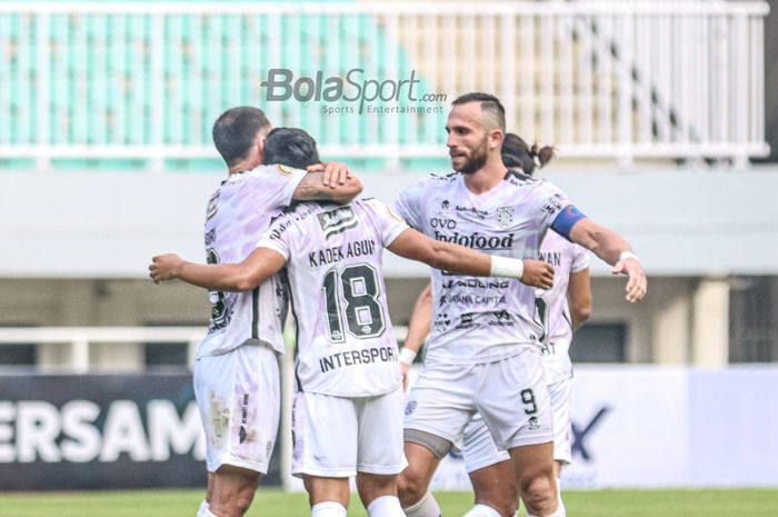 Para pemain Bali United nampak menyambut Ilija Spasojevic seusai mampu mencetak gol dalam laga pekan keempat Liga 1 2021 di Stadion Pakansari, Bogor, Jawa Barat, 24 September 2021.