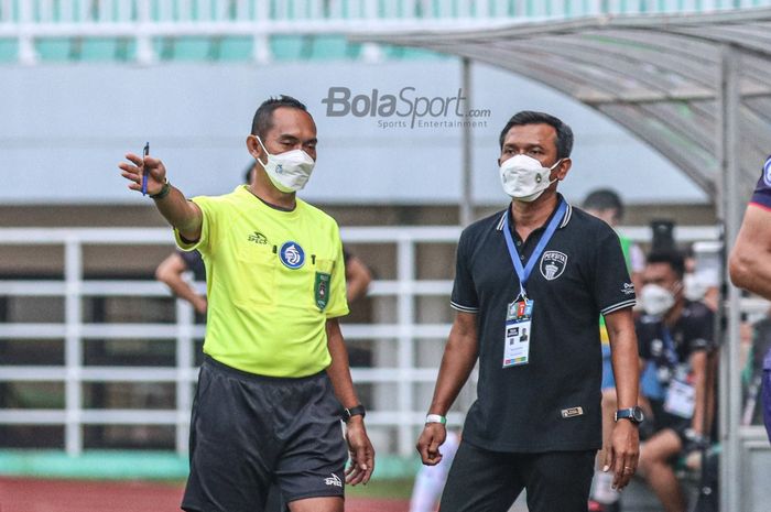 Pelatih Persita Tangerang, Widodo Cahyono Putro (kanan), sempat menanyakan keputusan wasit.