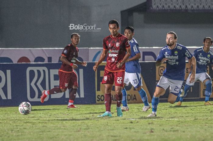 Gelandang Borneo FC, Sultan Samma (kiri) dan pemain Persib Bandung, Marc Klok (kanan), sedang menunggu bola dalam laga pekan keempat Liga 1 2021 di Stadion Indomilk Arena, Tangerang, Banten, 23 September 2021.