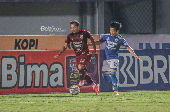 Gelandang Borneo FC, Wawan Febrianto (kiri), sedang menguasai bola dan dijaga ketat oleh bek Persib Bandung, Henhen Herdiana (kanan), dalam laga pekan keempat Liga 1 2021 di Stadion Indomilk Arena, Tangerang, Banten, 23 September 2021.