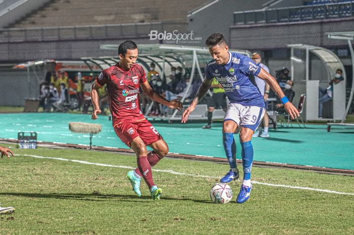 Striker Persib Bandung, Wander Luiz (kanan), sedang menguasai bola dan dikawal oleh pemain Borneo FC, Sultan Samma (kiri), dalam laga pekan keempat Liga 1 2021 di Stadion Indomilk Arena, Tangerang, Banten, 23 September 2021.