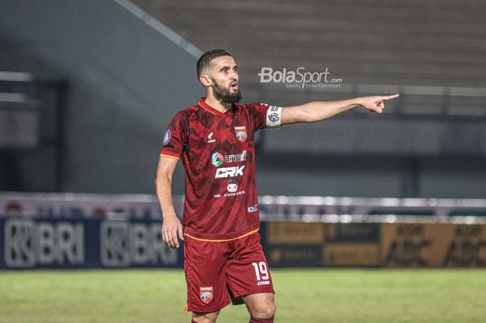 Bek Borneo FC, Javlon Guseynov, nampak sedang memberikan intruksi kepada rekan-rekannya dalam laga pekan keempat Liga 1 2021 di Stadion Indomilk Arena, Tangerang, Banten, 23 September 2021.