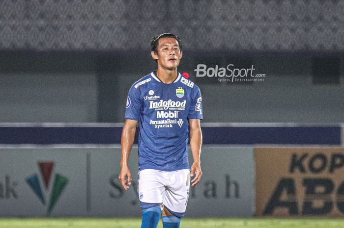 Bek sayap kanan Persib Bandung, Henhen Herdiana, sedang bertanding dalam laga pekan keempat Liga 1 2021 di Stadion Indomilk Arena, Tangerang, Banten, 23 September 2021.