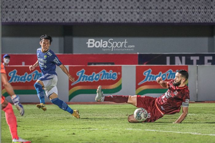 Bek sayap kanan Persib Bandung, Henhen Herdiana (kiri), nampak sedang mengoper dan berusaha dihalau bek Borneo FC, Javlon Guseynov (kanan), dalam laga pekan keempat Liga 1 2021 di Stadion Indomilk Arena, Tangerang, Banten, 23 September 2021.