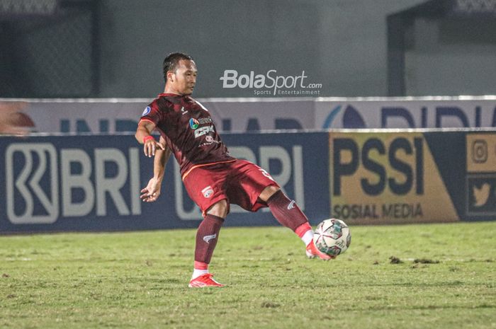 Gelandang Borneo FC, Wawan Febrianto, sedang menendang bola dalam laga pekan keempat Liga 1 2021 di Stadion Indomilk Arena, Tangerang, Banten, 23 September 2021.