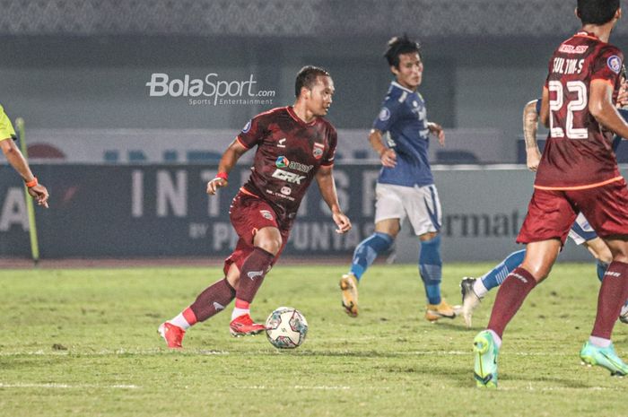 Gelandang Borneo FC, Wawan Febrianto (kiri), sedang menguasai bola dalam laga pekan keempat Liga 1 2021 di Stadion Indomilk Arena, Tangerang, Banten, 23 September 2021.