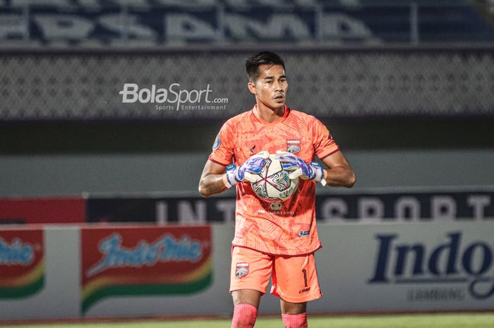 Kiper Borneo FC, Angga Saputro, sedang menangkap bola dalam laga pekan keempat Liga 1 2021 di Stadion Indomilk Arena, Tangerang, Banten, 23 September 2021.