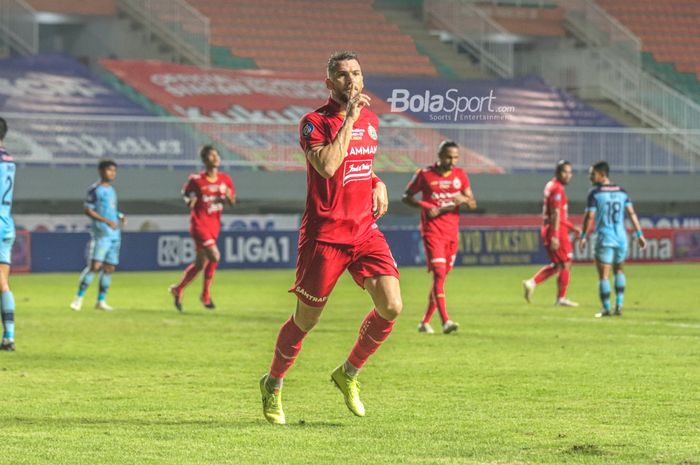 Selebrasi penyerang Persija Jakarta, Marko Simic, seusai menciptakan gol dalam laga pekan keempat Liga 1 2021 di Stadion Pakansari, Bogor, Jawa Barat, 24 September 2021.