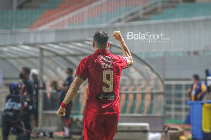 Selebrasi penyerang Persija Jakarta, Marko Simic, seusai menciptakan gol dalam laga pekan keempat Liga 1 2021 di Stadion Pakansari, Bogor, Jawa Barat, 24 September 2021.