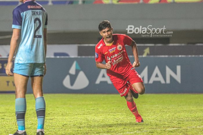 Pemain Persija Jakarta, Alfriyanto Nico, meluapkan kegembiraan seusai menciptakan gol dalam laga pekan keempat Liga 1 2021 di Stadion Pakansari, Bogor, Jawa Barat, 24 September 2021.